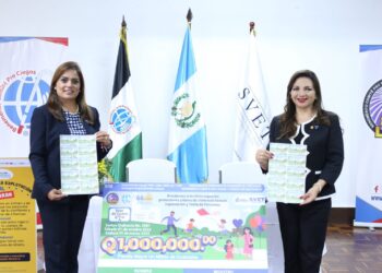 Presentan billete de lotería en favor de la niñez. /Foto: SVET