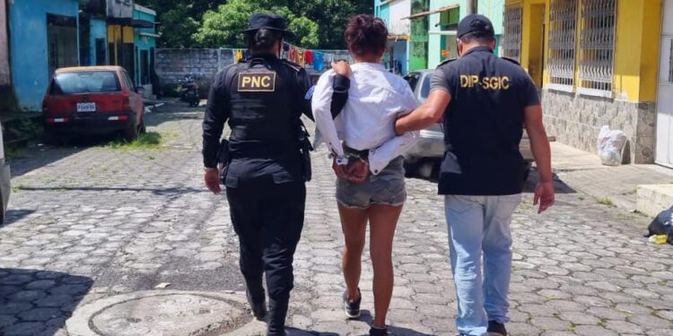Detienen a “Diabla”, presunta extorsionista con cuatro órdenes de captura