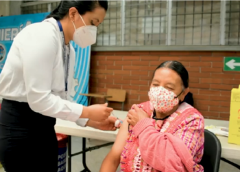 Personal salubrista ha administrado más de 3 millones y medio de dosis de primera dosis de refuerzo. /Foto: MSPAS
