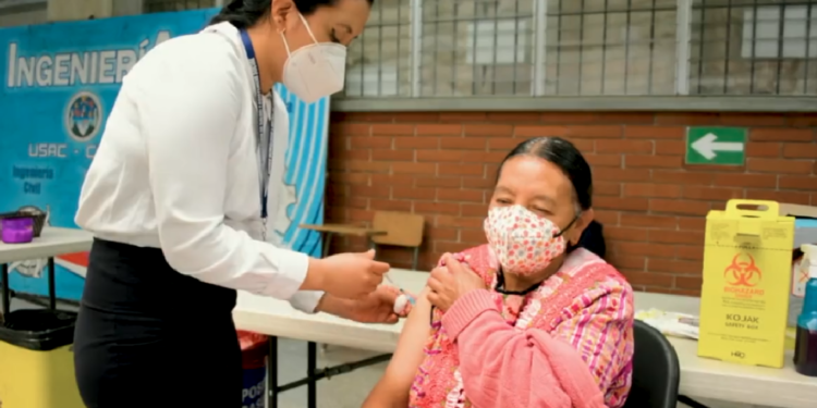 Personal salubrista ha administrado más de 3 millones y medio de dosis de primera dosis de refuerzo. /Foto: MSPAS