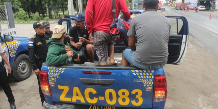 PNC localiza y asiste a grupo de migrantes en Chiquimula y Zacapa
