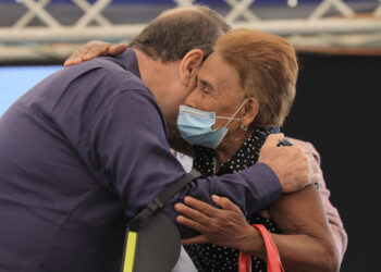 Adultos mayores de Casillas reciben notificación como nuevos beneficiarios de programa