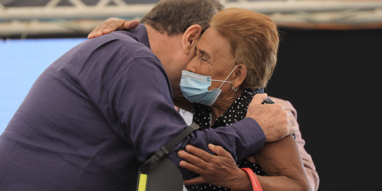 Adultos mayores de Casillas reciben notificación como nuevos beneficiarios de programa