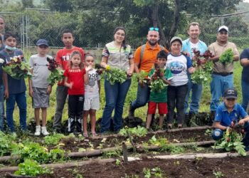 Huertos escolares contribuyen a la formación académica y alimentación saludable en Jutiapa