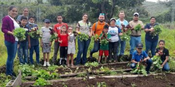 Huertos escolares contribuyen a la formación académica y alimentación saludable en Jutiapa