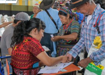 Vecinos de Rabinal reciben asistencia alimentaria