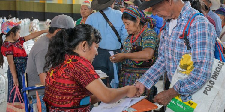 Vecinos de Rabinal reciben asistencia alimentaria