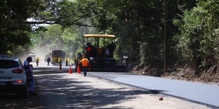 Avanzan trabajos en ruta de Quiriguá a Puerto Barrios