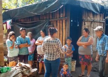 Familias afectadas por desbordamiento de río reciben ayuda