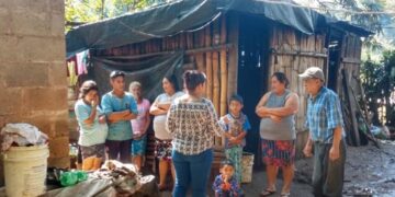 Familias afectadas por desbordamiento de río reciben ayuda