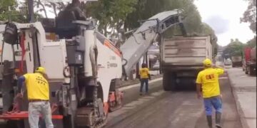 Recapean asfalto en el casco urbano de Cobán, Alta Verapaz