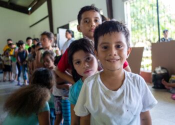 Mandatario entrega alimentos a personas albergadas en Morales, Izabal