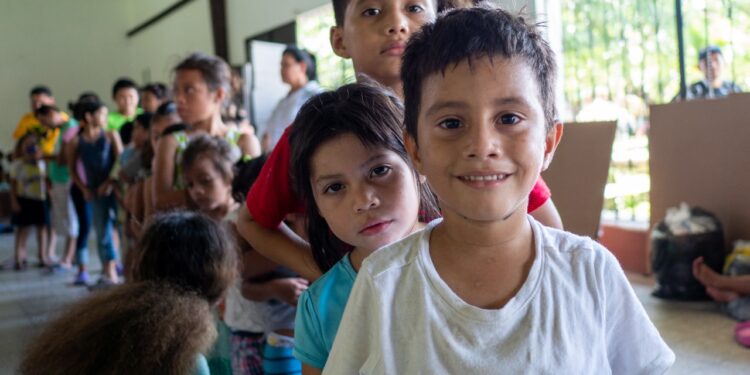 Mandatario entrega alimentos a personas albergadas en Morales, Izabal