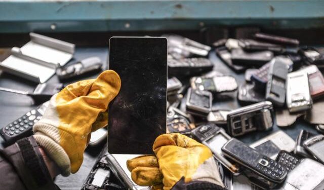 Unos 5 mil 300 millones de teléfonos móviles se convertirán en basura a final de año