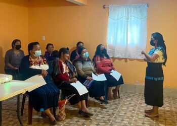Mujeres participan en taller de alfabetización digital