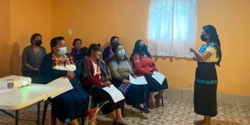 Mujeres participan en taller de alfabetización digital