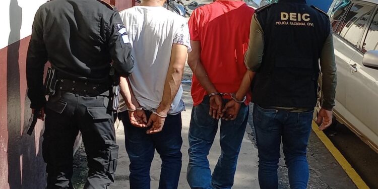 Capturan a dos personas señaladas de coyotaje por traslado de 45 extranjeros