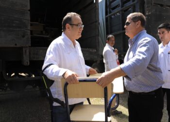 Entregan escritorios para apoyo a la educación