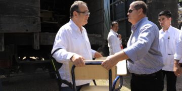 Entregan escritorios para apoyo a la educación