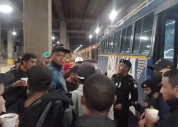 Asisten a venezolanos al pedir retorno voluntario a su país