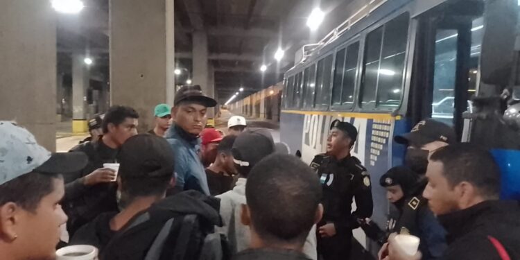 Asisten a venezolanos al pedir retorno voluntario a su país