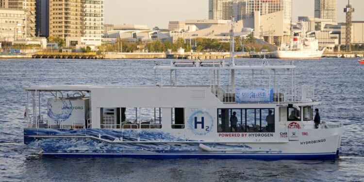 Japón prueba el primer barco de pasajeros alimentado con hidrógeno