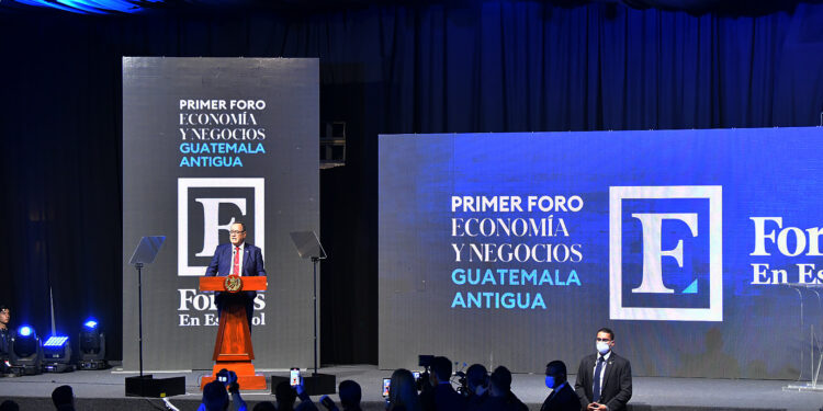 Gobernante enfatiza la certeza jurídica para generar inversiones en el país