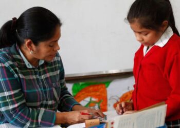 Reconocen labor docente y se suman a conmemoración de su día