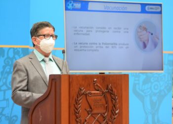 El doctor Leonel Palomino, del área de Salud de Guatemala central, en conferencia de prensa.