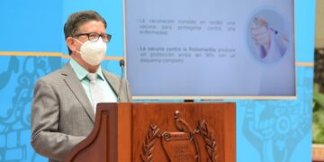 El doctor Leonel Palomino, del área de Salud de Guatemala central, en conferencia de prensa.