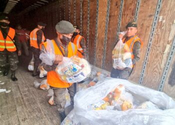 Elementos de las fuerzas castrenses ayudan en el traslado de la ayuda humanitaria.