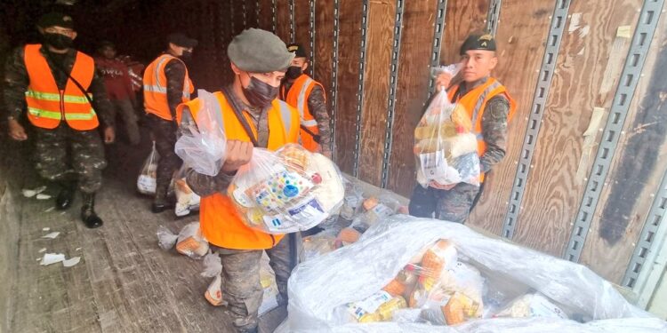 Elementos de las fuerzas castrenses ayudan en el traslado de la ayuda humanitaria.