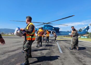 Elementos del Ejército de Guatemala ayudan en el traslado de ayuda humanitaria a las comunidades afectadas por el ciclón tropical Julia.