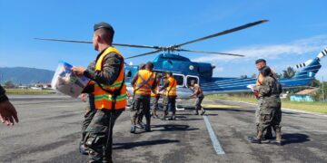 Elementos del Ejército de Guatemala ayudan en el traslado de ayuda humanitaria a las comunidades afectadas por el ciclón tropical Julia.
