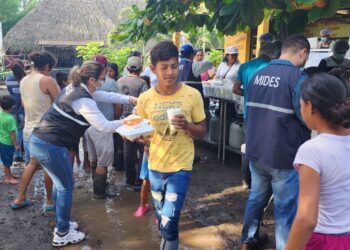 Entregan raciones de alimentos a familias afectadas por desbordamiento de rio en Escuintla