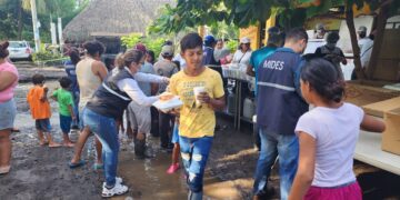 Entregan raciones de alimentos a familias afectadas por desbordamiento de rio en Escuintla