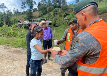 Llevan ayuda a población afectada por Julia