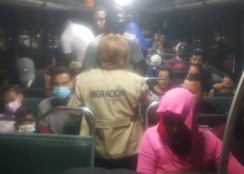 Migrantes que ingresaron de forma irregular salen del país