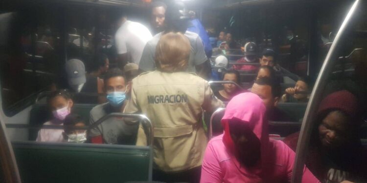 Migrantes que ingresaron de forma irregular salen del país