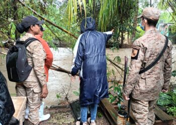 PNC y Ejército brindan apoyo a vecinos afectados por precipitaciones en Izabal