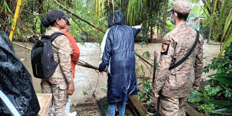 PNC y Ejército brindan apoyo a vecinos afectados por precipitaciones en Izabal