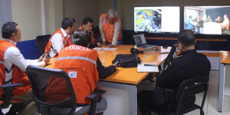 Centros de operaciones de emergencia mantienen acciones de respuesta