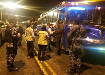 Extranjeros son trasladados de la Cenma al centro de atención migratoria