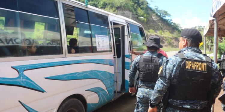 Remiten a grupo de extranjeros por ingreso irregular al país