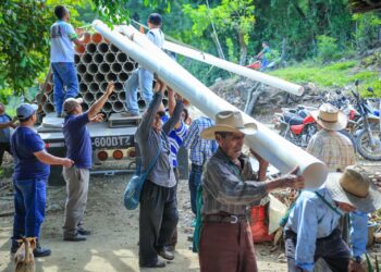 Agricultores reciben apoyo para restaurar sistemas artesanales de riego