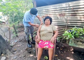 Vacunación contra el COVID-19 sigue llegando de casa en casa