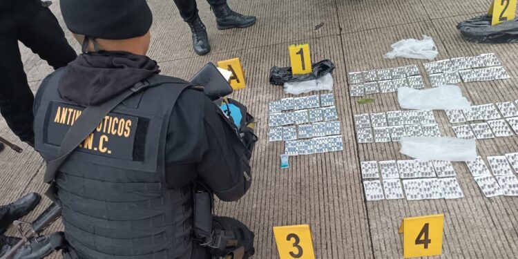 Capturan a pasajero de bus señalado de llevar mil 800 cápsulas con cocaína