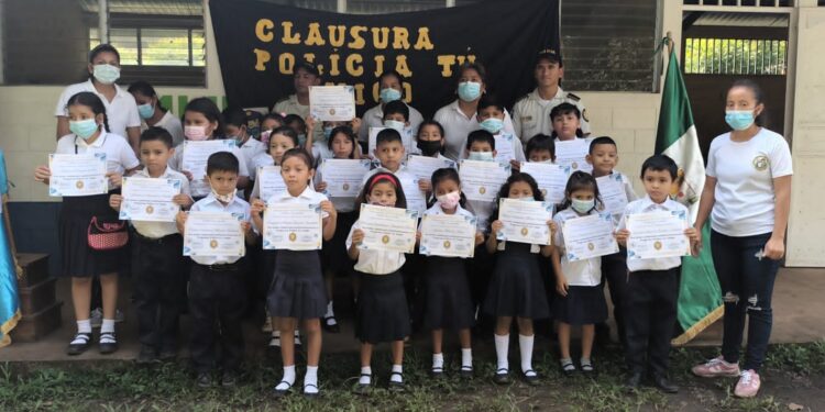 Policía Tu Amigo reconoce liderazgo de estudiantes en Escuintla