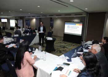 Mesas de trabajo analizan el mejoramiento de la situación económica del país. /Foto: Gilber García