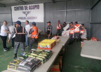 Guatemaltecos se unen para ayudar a los afectados por paso de Julia